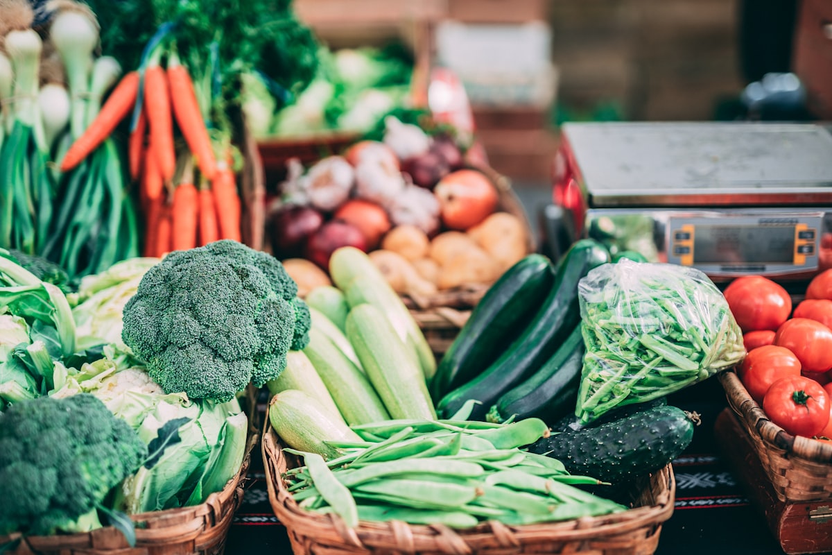 Preparación de comida con alimentos frescos y variados